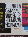 848996 Afbeelding van een affiche gemaakt door Georgie's, met de tekst 'HET NIET NORMAAL VINDEN IS HET NIEUWE NORMAAL', ...